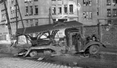 Magyarország, Budapest IX., a Soroksári út - Illatos út sarkán a romos elemi iskola (később művészeti szakgimnázium)., 1956, Gulyás Zsuzsa, Budapest, rakétavető, járműroncs, Fortepan #186588