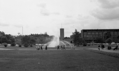 Magyarország, Városliget, Budapest XIV.,Budapest VII.,Budapest VI., a szökőkút mögött az Ötvenhatosok tere (Felvonulási tér) és a Sztálin szobor egykori talapzatából átalakított dísztribün. Jobbra a MÉMOSZ (Magyarországi Építőipari Munkások Országos Szövetsége) székháza., 1972, Gulyás Zsuzsa, Fortepan #186593