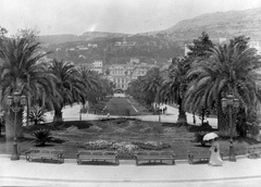 Monaco, Monte-Carlo, Place du Casino, szemben az Allée des Boulingrins., 1920, Jankovszky György, sunshades, palm tree, bench, Fortepan #18660