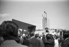 Magyarország, Budapest XIV., Ötvenhatosok tere (Felvonulási tér), május 1-i felvonulók a dísztribün előtt., 1966, Gulyás Zsuzsa, fényképezőgép, fotózás, Budapest, Fortepan #186623