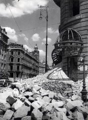 Magyarország, Budapest V., Szabad sajtó (Eskü) út az Osztálysorsjáték palota felől a Ferenciek tere (Apponyi tér) felé nézve., 1945, Fortepan, Budapest, épületkár, autóbusz, kandeláber, Fortepan #186683