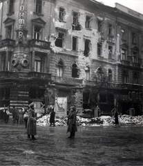 Hungary, Budapest VII., Nagykörút - Rákóczi út kereszteződése, szemben az EMKE ház, 1945, Fortepan, Budapest, damaged building, woman soldier, Soviet soldier, brick, road signs, Fortepan #186687