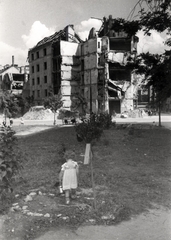 Magyarország, Budapest XII., Böszörményi úti romos épület a Királyhágó utca és az Ugocsa utca között a Királyhágó tér felől nézve., 1945, Fortepan, Budapest, épületkár, fejfa, kislány, sírhalom, Fortepan #186688