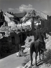 Magyarország, Budapest I., Úri utca - Szentháromság utca sarok, jobbra Hadik András lovasszobra., 1945, Fortepan, Budapest, épületkár, hölgy, járókelő, babakocsi, Fortepan #186692