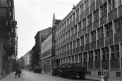 Hungary, Budapest VIII., Somogyi Béla utca a Gutenberg tér felé nézve, jobbra az 1964-ben alapított Általános Iskola (később Molnár Ferenc Magyar-Angol Két Tanítási Nyelvű Általános Iskola), mellette az egykori Polgári Leányiskola épülete., 1965, Fortepan/Album037, Budapest, Fortepan #186731