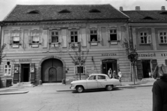 Hungary, Budapest I., Szentháromság utca, szemben a Ruszwurm cukrászda., 1965, Fortepan/Album037, Budapest, Fortepan #186762