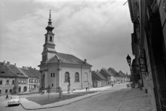 Magyarország, budai Vár, Budapest I., Bécsi kapu tér, szemben a Budavári Evangélikus templom és a Kazinczy emlékkút (Pásztor János, 1936.). Jobbra a Fortuna utca., 1967, Fortepan/Album037, Budapest, Fortepan #186767