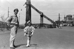 Magyarország, Budapest V., Belgrád rakpart a Március 15. tér felé nézve, szemben a lerombolt Erzsébet híd pesti hídfője., 1955, Fortepan/Album038, Budapest, kislány, masni, apa, csípőre tett kéz, hídroncs, Fortepan #186831