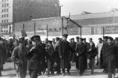 Magyarország, Budapest VIII., Könyves Kálmán körút, balra a Ganz-MÁVAG központi irodaépülete., 1954, Fortepan/Album038, Budapest, egyenruha, csoportosulás, Rákosi Mátyás-ábrázolás, irodaház, Fortepan #186837