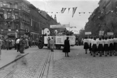 Magyarország, Budapest VI., Oktogon, szemben a Teréz körút a Király utca felé nézve, május 1-i ünnepség felvonulói., 1946, Fortepan/Album038, Budapest, pódiumautó, zászló, lányok, kórus, Fortepan #186865