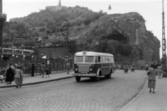 Magyarország, Budapest XI., Szent Gellért tér, balra a Gellért Szálló terasza, fenn a Gellért-hegyen a Felszabadulási Emlékmű, jobbra a Sziklatemplom., 1954, Fortepan/Album038, autóbusz, Ikarus-márka, Ikarus 60, Budapest, Fortepan #186877