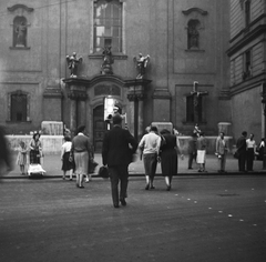 Magyarország, Budapest V., Ferenciek tere, Belvárosi Ferences templom., 1961, Kotnyek Antal, templom, utcakép, életkép, barokk-stílus, katolikus, feszület, Budapest, Ferences rend, Fortepan #18689