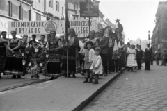 Hungary, Budapest VII.,Budapest VIII., Rákóczi út a Szövetség utcai villamosmegállótól a Baross tér felé nézve.  Május 1-i felvonulás Matyó népviseletbe öltözött résztvevői., 1948, Fortepan/Album038, Budapest, girl, mass, kid, Fortepan #186892