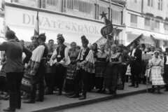 Hungary, Budapest VII., Rákóczi út a Szövetség utca - Alsóerdősor utca közötti szakaszon. Matyó népviseletbe öltözött fiatalok, május 1-i felvonulás résztvevői a Magyar Divatcsarnok előtt., 1948, Fortepan/Album038, Budapest, sign-board, folk costume, pavement, Fortepan #186893