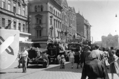 Hungary, Budapest VII.,Budapest VIII., Rákóczi út, balra a Huszár utca, háttérben a Keleti pályaudvar, május 1-i ünnepség felvonulói., 1948, Fortepan/Album038, commercial vehicle, Budapest, movie theater, Fortepan #186894