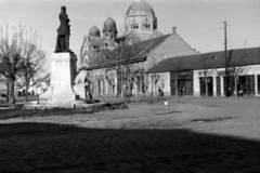 Magyarország, Makó, Csanád vezér tér, előtérben a Kossuth-szobor (Kallós Ede, 1905.), háttérben a neológ zsinangóga., 1945, Fortepan/Album038, villanyoszlop, oroszlán, Fortepan #186899