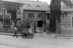 Magyarország, Eger, Kossuth Lajos utca 22. számú ház., 1945, Fortepan/Album038, úriember, kézitáska, ballonkabát, láda, kézikocsi, teherhordás, Fortepan #186903