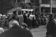 Magyarország, Budapest V., Kossuth Lajos utca, körmenet a Magyar utca torkolatánál., 1947, Fortepan/Album038, körmenet, Budapest, térdepel, cégtábla, Fortepan #186909