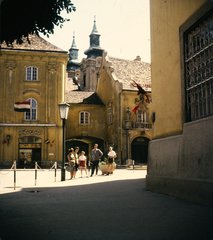 Hungary, Székesfehérvár, Városház (Szabadság) tér, szemben a Városháza átjárója a Zichy-palota és a főépület között. Mögötte a Szent István-bazilika. Jobbra a Székesfehérvári Egyházmegyei Múzeum épületének részlete., 1966, Markus Marianna, colorful, street view, tower, lamp post, Fortepan #187028