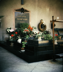 Hungary, Székesfehérvár, Prohászka Ottokár emléktemplom - Vasútvidéki Jó Pásztor templom, Kaszap István jezsuita novicius sírja., 1966, Markus Marianna, colorful, crypt, flower, wreath, Fortepan #187029