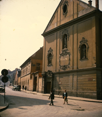 Hungary, Eger, a Csiky Sándor utca a Széchenyi István (Széchenyi) utca felől nézve, jobbra a Dobó István Gimnázium (Jezsuita kollégium)., 1966, Markus Marianna, church, colorful, statue, Fortepan #187038