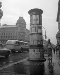 Magyarország, Budapest VIII.,Budapest VII., Erzsébet (Lenin) körút, szemben a Rákóczi út és a József körút találkozása., 1961, Kotnyek Antal, forgalom, autóbusz, plakát, utcakép, hirdetőoszlop, Budapest, Fortepan #18705