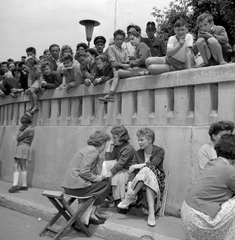 Magyarország, Veszprém, Polónyi Gyöngyi a Fűre lépni szabad című film forgatásának szünetében. , 1960, Kotnyek Antal, guggolás, Fortepan #18710