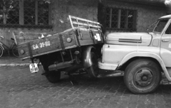 A kép forrását kérjük így adja meg: Fortepan / Budapest Főváros Levéltára. Levéltári jelzet: HU.BFL.XV.19.c.10, 1965, Budapest Főváros Levéltára / BRFK helyszínelési fényképei, BRFK Hivatala Bűnügyi Technikai Osztály, baleset, karambol, rendszám, teherautó, Fortepan #187120