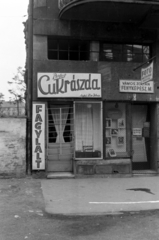 Magyarország, Budapest I., Fő utca 60. A kép forrását kérjük így adja meg: Fortepan / Budapest Főváros Levéltára. Levéltári jelzet: HU.BFL.XV.19.c.10, 1958, Budapest Főváros Levéltára / BRFK helyszínelési fényképei, BRFK Hivatala Bűnügyi Technikai Osztály, Budapest, fényképész, cukrászda, kisiparos, tipográfia, zárvatartás, Fortepan #187158