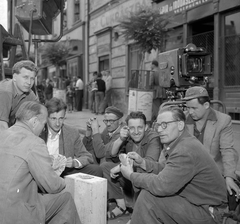 Magyarország, Veszprém, a Fűre lépni szabad című film forgatásának szünetében. Debrie Super Parvo kamera., 1960, Kotnyek Antal, kártyajáték, filmkamera, Fortepan #18716