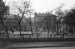 Magyarország, Budapest VIII., Mátyás tér, a háttérben jobbra a József utca. A kép forrását kérjük így adja meg: Fortepan / Budapest Főváros Levéltára. Levéltári jelzet: HU.BFL.XV.19.c.10, 1958, Budapest Főváros Levéltára / BRFK helyszínelési fényképei, BRFK Hivatala Bűnügyi Technikai Osztály, Budapest, kerítés, játszótér, Fortepan #187169