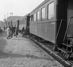 Magyarország, Cegléd, Kossuth téri vasútállomás., 1970, Urbán Tamás, vasút, légvezeték, vasúti szerelvény, utas, Fortepan #18720