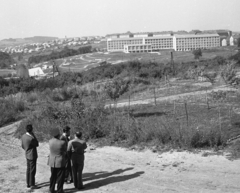 Magyarország, Komló, Kökönyös városrész, szemben a bányász legényszálló épületei, előttük az étterem., 1970, Urbán Tamás, városkép, rendőr, látkép, Fortepan #18721