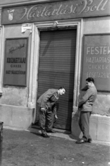 A kép forrását kérjük így adja meg: Fortepan / Budapest Főváros Levéltára. Levéltári jelzet: HU.BFL.XV.19.c.10, 1963, Budapest Főváros Levéltára / BRFK helyszínelési fényképei, BRFK Hivatala Bűnügyi Technikai Osztály, hardware store, Fortepan #187214