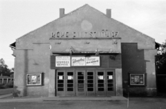 Magyarország, Budapest XV., Énekes utca 9., Béke mozi. A kép forrását kérjük így adja meg: Fortepan / Budapest Főváros Levéltára. Levéltári jelzet: HU.BFL.XV.19.c.10, 1961, Budapest Főváros Levéltára / BRFK helyszínelési fényképei, BRFK Hivatala Bűnügyi Technikai Osztály, Budapest, filmplakát, mozi, Fortepan #187231