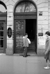 Magyarország, Budapest VIII., József körút 45., Baross kávéház és étterem. A kép forrását kérjük így adja meg: Fortepan / Budapest Főváros Levéltára. Levéltári jelzet: HU.BFL.XV.19.c.10, 1965, Budapest Főváros Levéltára / BRFK helyszínelési fényképei, BRFK Hivatala Bűnügyi Technikai Osztály, Budapest, Fortepan #187271