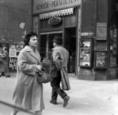 Magyarország, Budapest VII., a felvétel a Károly (Tanács) körút 5. számú ház előtt készült. A kép forrását kérjük így adja meg: Fortepan / Budapest Főváros Levéltára. Levéltári jelzet: HU.BFL.XV.19.c.10, 1961, Budapest Főváros Levéltára / BRFK helyszínelési fényképei, BRFK Hivatala Bűnügyi Technikai Osztály, Budapest, Fortepan #187299