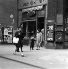 Magyarország, Budapest VII., a felvétel a Károly (Tanács) körút 5. számú ház előtt készült. A kép forrását kérjük így adja meg: Fortepan / Budapest Főváros Levéltára. Levéltári jelzet: HU.BFL.XV.19.c.10, 1961, Budapest Főváros Levéltára / BRFK helyszínelési fényképei, BRFK Hivatala Bűnügyi Technikai Osztály, Budapest, Fortepan #187302