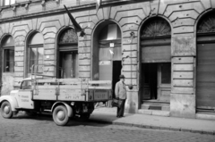 Hungary, Budapest VIII., Leonardo da Vinci utca 7., jobbra az Élelmiszeripari Gépjavító Ksz. raktára. A kép forrását kérjük így adja meg: Fortepan / Budapest Főváros Levéltára. Levéltári jelzet: HU.BFL.XV.19.c.10, 1963, Budapest Főváros Levéltára / BRFK helyszínelési fényképei, BRFK Hivatala Bűnügyi Technikai Osztály, Budapest, Fortepan #187305