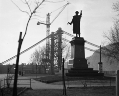 Magyarország, Budapest V., Petőfi tér, háttérben az épülő Erzsébet híd., 1963, Urbán Tamás, híd, plakát, szobor, hirdetőoszlop, toronydaru, Petőfi-ábrázolás, Budapest, Sávoly Pál-terv, Fortepan #18732