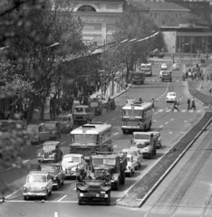 Hungary, Budapest V., Károly (Tanács) körút a Deák Ferenc tér felé nézve., 1965, Urbán Tamás, transport, traffic, american brand, Soviet brand, Hungarian brand, commercial vehicle, street view, cityscape, Fiat-brand, Ikarus-brand, Moskvitch-brand, Zuk-brand, Italian brand, Dodge-brand, Ikarus 620, Polish brand, automobile, Dodge WC-series, rails, Budapest, Fortepan #18733