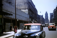 Mexikó, Mexikóváros, Avenida 5 de Mayo, háttérben a Mária Mennybemenetele-székesegyház (Catedral Metropolitana de la Ciudad de México)., 1956, Haas Lajos dr, színes, utcakép, automobil, Fortepan #187333