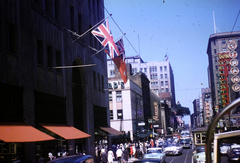 Kanada, Québec tartomány, Montreal, a Saint-Catherine Street West a Rue Mansfield-től északra., 1956, Haas Lajos dr, színes, utcakép, napellenző, zászló, Fortepan #187338