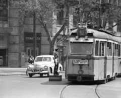 Hungary, Budapest VII., Károly (Tanács) körút, a Dohány utcai saroknál., 1965, Urbán Tamás, traffic, street view, cop, tram, Ganz UV tramway, Budapest, public transport line number, Fortepan #18735