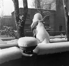 Magyarország, Budapest XIV., a Cházár András utca 5. számú villa terasza (egykor Rákos Manó villája), a háttérben az ELTE Radnóti Miklós Gyakorló Gimnázium., 1962, Fortepan/Album018, Budapest, Fortepan #187371