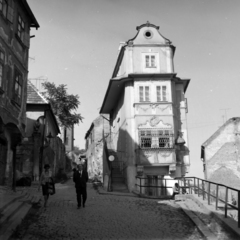 Szlovákia, Pozsony, Vártelek utca (Židovská ulica), balra a Miklós utca (Mikulášska ulica). Szemben az un. Jó pásztor háza, nevét a ház sarkán elhelyezett Krisztus szoborról kapta., 1962, Fortepan/Album018, Csehszlovákia, Fortepan #187373