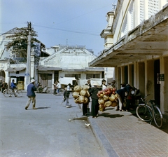 Vietnám, Hanoi, Dong Xuan utca, jobbra a Dong Xuan vásárcsarnok., 1962, Fortepan/Album018, színes, kerékpár, Fortepan #187378