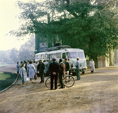 Magyarország, Martonvásár, a Brunszvik-kastély parkja., 1960, Fortepan/Album018, Ikarus 55, színes, turista, Fortepan #187382