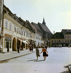 Románia,Erdély, Brassó, Fő tér (ekkor Piața 23 August, ma Tanács tér, Piața Sfatului), háttérben a Fekete templom., 1964, Fortepan/Album018, színes, Fortepan #187396