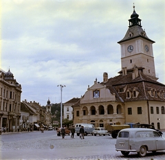 Románia,Erdély, Brassó, Fő tér (ekkor Piața 23 August, ma Tanács tér, Piața Sfatului), Tanácsháza (egykor Városháza, ma múzeum)., 1964, Fortepan/Album018, színes, Fortepan #187397